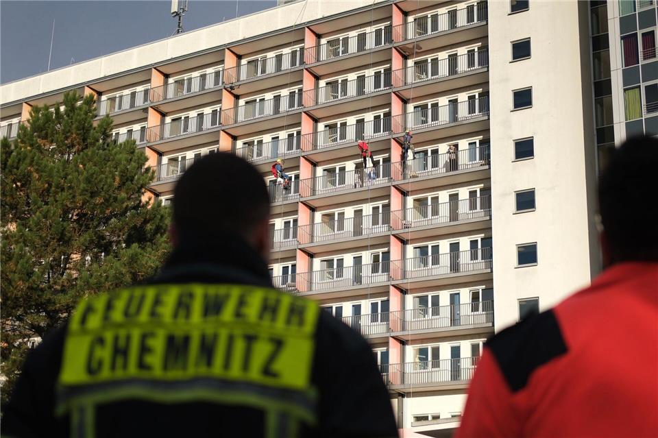 Zum Nikolaustag haben Höhenretter der Feuerwehr in verschiedenen Krankenhäusern in Sachsen Patienten überrascht - so wie hier am Klinikum Chemnitz.Sebastian Willnow/dpa