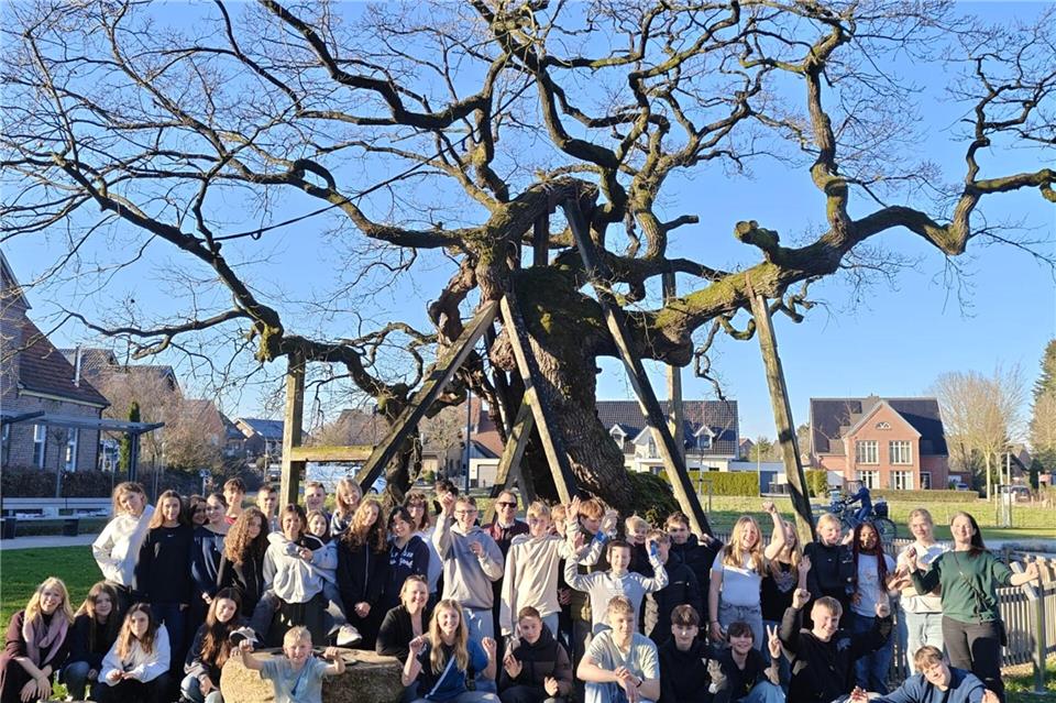 Zum Programm der Gruppe gehörte auch eine Besichtigung der Femeiche.