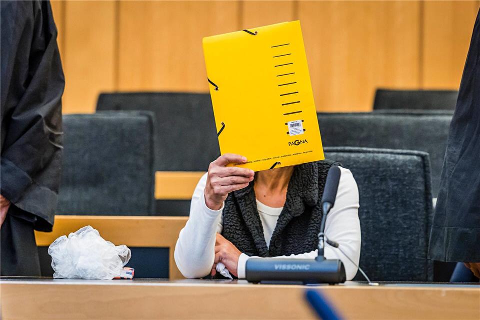 Zum Prozessauftakt hatte sich die jetzt verurteilte Frau einen Aktendeckel vor das Gesicht gehalten. (Archivbild)Lars Berg/dpa