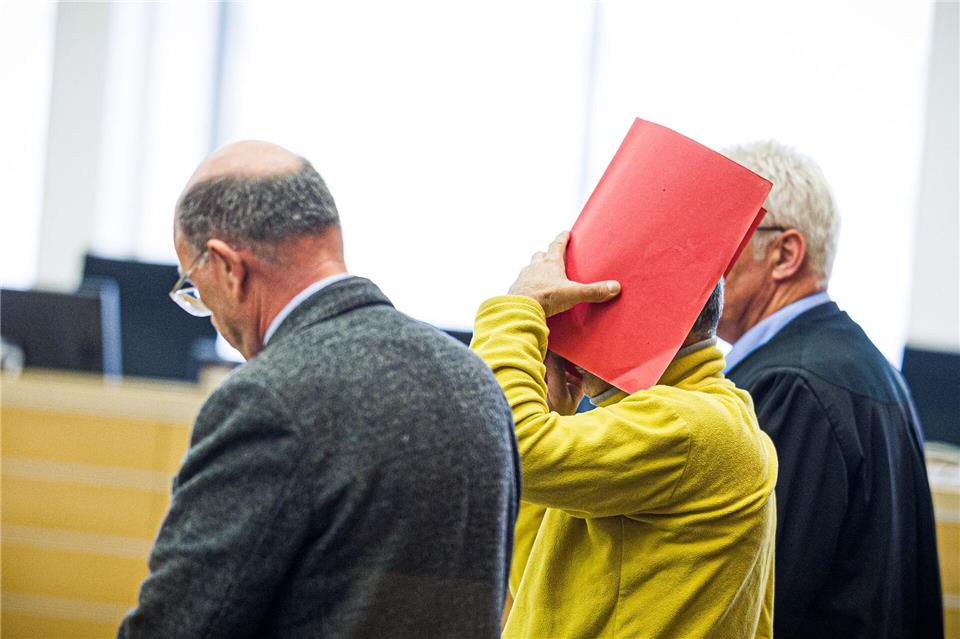 Zum Prozessauftakt verdeckte der Angeklagte sein Gesicht mit einem Ordner.  Moritz Frankenberg/dpa