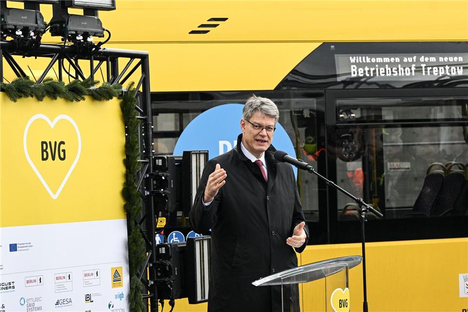 Zum Richtfest des neuen Betriebshofs kam auch Bundesverkehrsminister Patrick Schnieder (CDU). Jens Kalaene/dpa