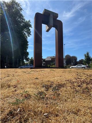 Zum Rostbraun der Neutor-Skulptur kommt derzeit Grasbraun.