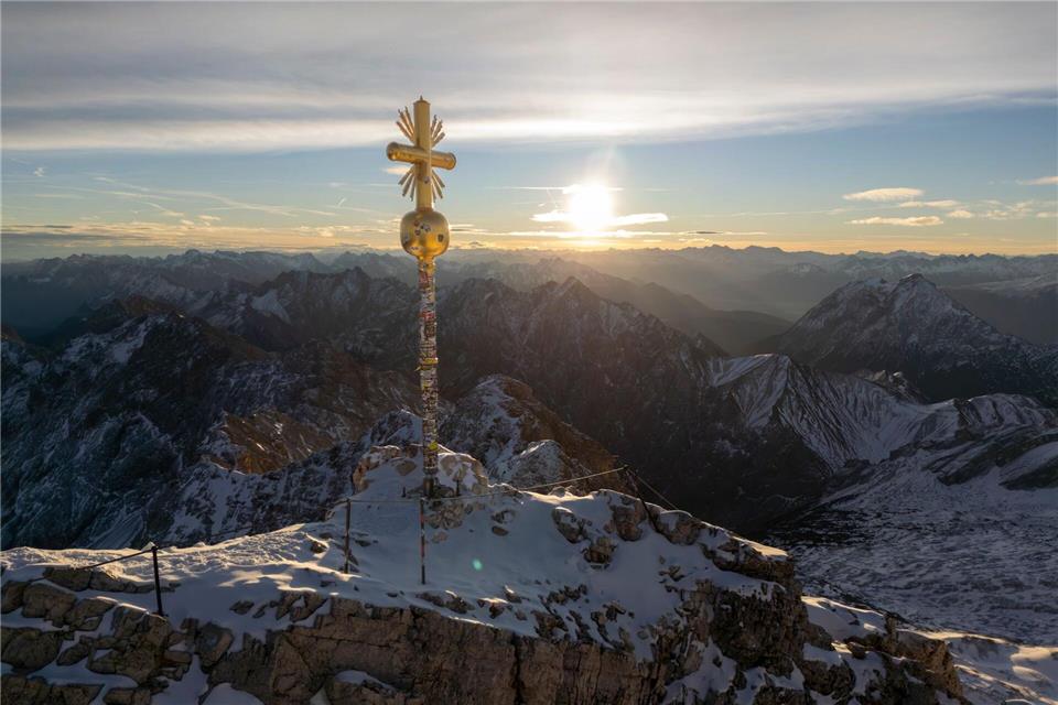 Zum Saisonstart auf der Zugspitze am 28. November soll das Kreuz wieder an seinem Platz auf dem Gipfel sein.Peter Kneffel/dpa
