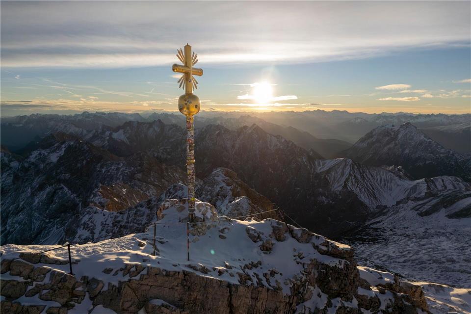 Zum Saisonstart auf der Zugspitze am 28. November soll das Kreuz wieder an seinem Platz auf dem Gipfel sein.Peter Kneffel/dpa