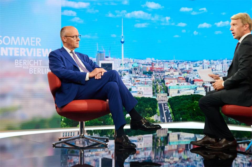 Zum Schluss des Interviews geht es um die am kommenden Wochenende anstehende Landtagswahl in Sachsen-Anhalt.Annette Riedl/dpa