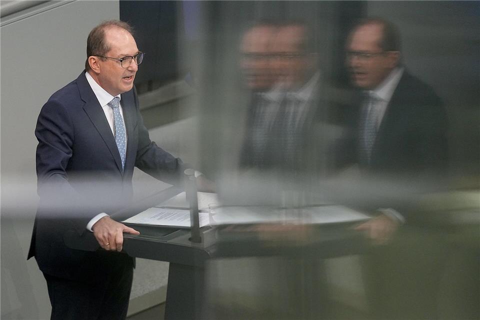 Zum Schutz gegen illegale Drohnenüberflüge plant Innenminister Alexander Dobrindt (CSU) eine Gesetzesreform. (Archivbild)Michael Kappeler/dpa