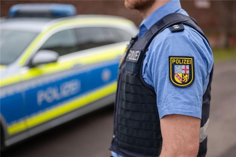 Mehr Schutz für saarländische Polizisten Zum Schutz vor Messerangriffen erhalten saarländische Polizisten jetzt Schnittschutzschals. (Archivbild)Oliver Dietze/dpa