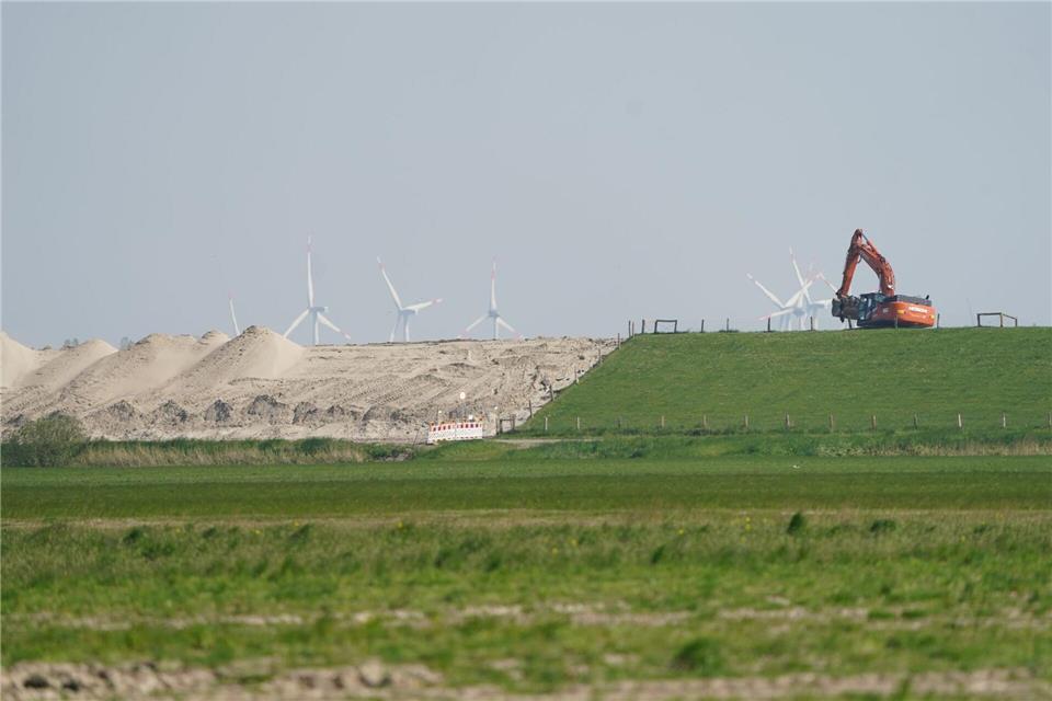 Zum Schutz vor dem steigendem Meeresspiegel werden Klimadeiche gebaut. (Archivbild)Marcus Brandt/dpa
