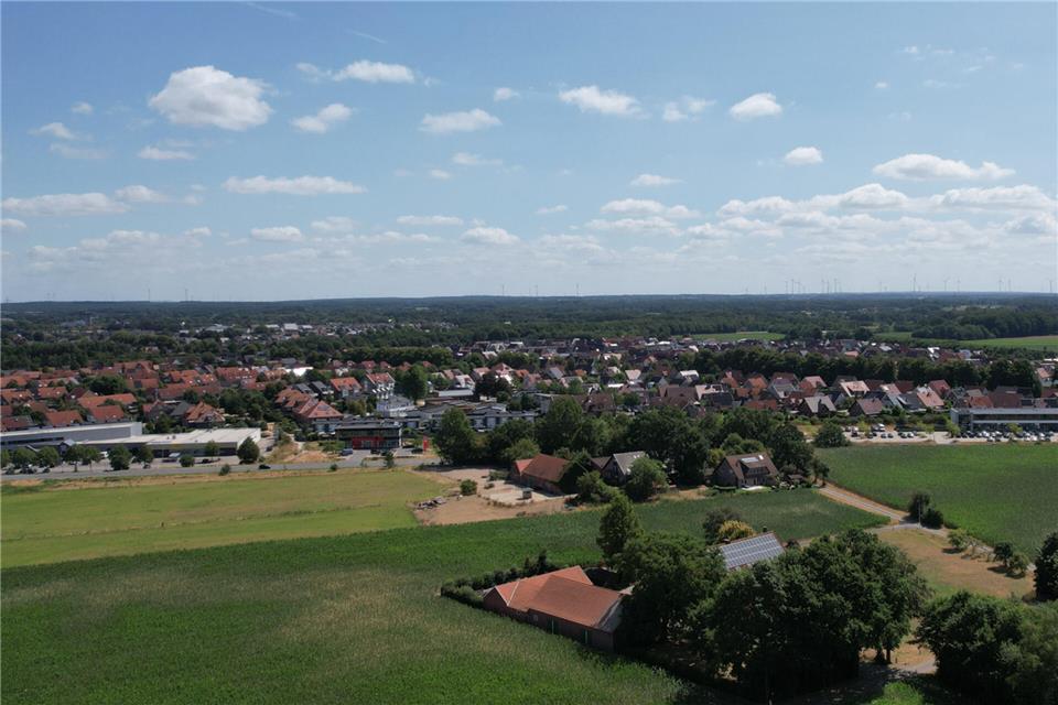 Zum Stadtrand hin begrenzen heute das Nahversorgungszentrum (links) und die Gebäude des IT-Unternehmens Netgo (rechts) Hovesath.