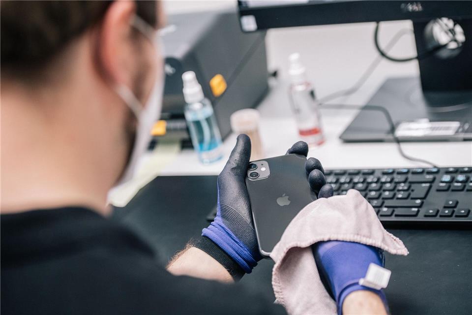 Zum Standard gehört, dass Refurbished-Smartphones ausführlich getestet und defekte Teile ersetzt werden.picture alliance/dpa/dpa-tmn