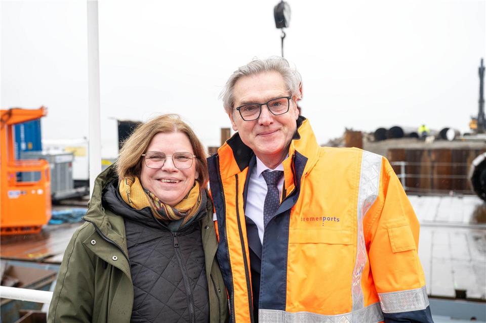 Zum Start der Bauarbeiten für die neue Nordmole waren Bremens Senatorin für Wirtschaft und Häfen, Kristina Vogt (Linke), und der Geschäftsführer von Bremenports, Robert Howe, an der Baustelle. Sina Schuldt/dpa