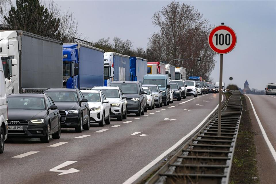 Zum Start der Osterferien wird auf Sachsen-Anhalts Autobahnen mit deutlich mehr Verkehr und Staus gerechnet. (Archivbild)Heiko Rebsch/dpa