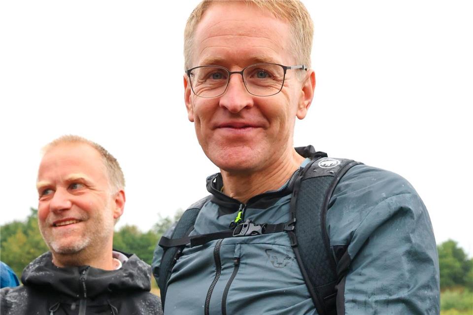 Zum Start der letzten Wanderetappe auf der 80-Kilometer-Tour durch Schleswig-Holstein Naturparke gibt Ministerpräsident Günther bedrohten Edelkrebsen eine helfende Hand.Frank Molter/dpa