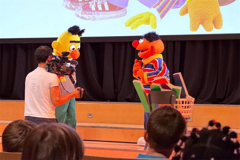 Zum Start der neuen Staffel der „Sesamstraße“ durften rund 200 Kinder die erste Folge vorab ansehen. Antonia Sawallisch/dpa