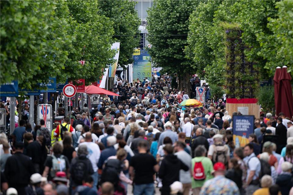 Zum Start des ersten Hessentag-Wochenendes hat sonniges Wetter zahlreiche Menschen nach Fulda gelockt. Florian Wiegand/dpa