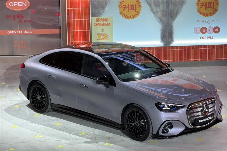 Zum Start gibt es einen C400 4Matic mit zwei zusammen mehr als 360 kW/490 PS starken Motoren und einem 94-kWh-Akku für eine Normreichweite von 762 Kilometern.Thomas Geiger/dpa-tmn