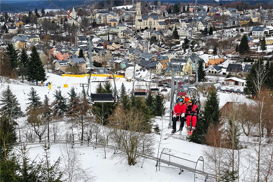 Zum Start in das Wochenende bleibt das Wetter heiter und trocken. (Symbolbild)Mike Müller/dpa