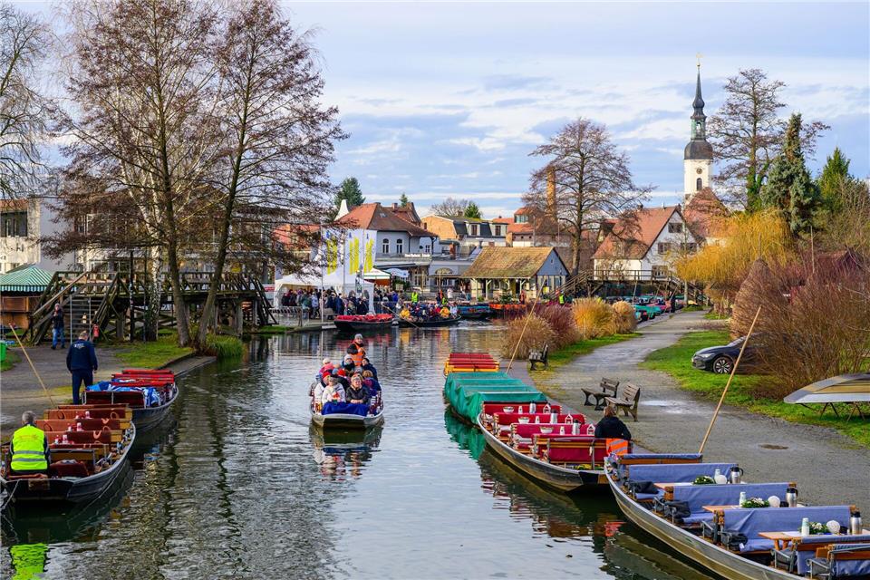 Zum Start in den Dezember soll es milde Temperaturen in Berlin und Brandenburg geben. (Archivbild)Patrick Pleul/dpa