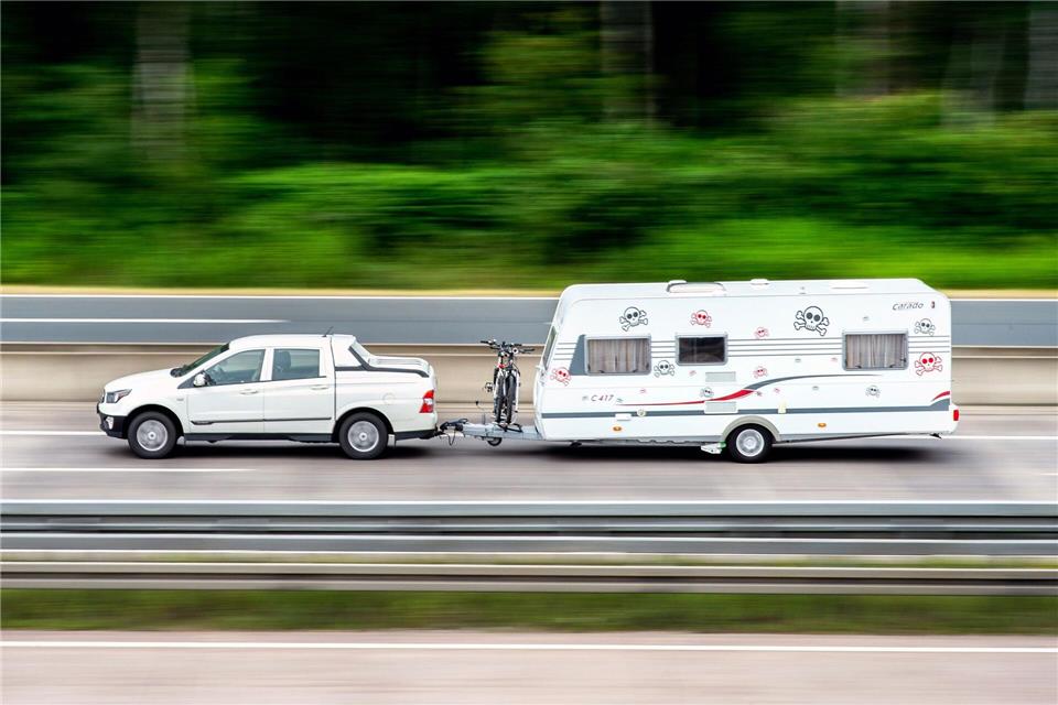 Zum Start in die Caravan-Saison dreht man besser mit dem beladenen Anhänger ein paar Runden - auch auf der Autobahn.picture alliance/dpa