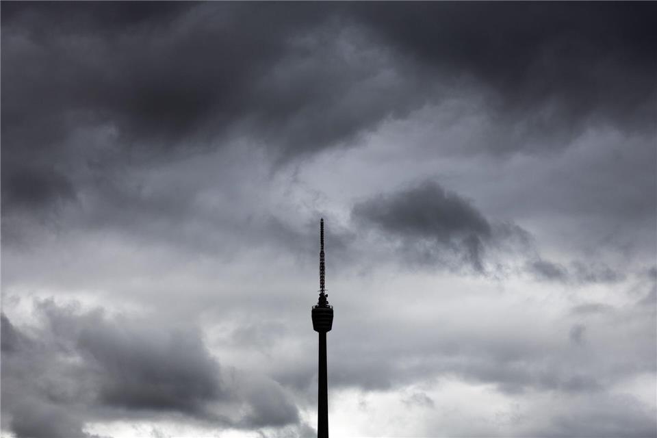 Zum Start in die neue Woche zeigen sich am Himmel über Baden-Württemberg zunächst noch viele Wolken. (Archivbild)Christoph Schmidt/dpa