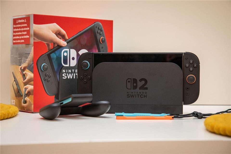 Zum Start schickt Nintendo zwei Varianten in den Markt: Die Switch 2 allein für 470 Euro und die Konsole im Bundle mit „Mario Kart World“ für 510 Euro.Christin Klose/dpa-tmn