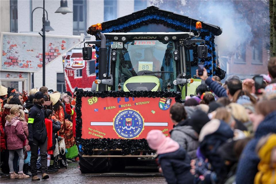 Zum Straßenkarneval in Damme setzt die Polizei auch auf Videoüberwachung: Sie soll bei der Aufklärung von Straftaten helfen und das Sicherheitsgefühl verstärken. (Archivbild)Focke Strangmann/dpa