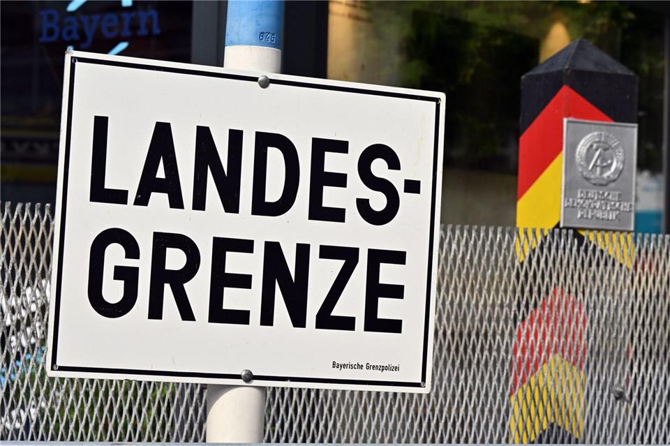 Zum Tag der Deutschen Einheit fordert Thüringens Ministerpräsident Mario Voigt (CDU) einen zweiten Aufbruch. (Symbolbild)Martin Schutt/dpa