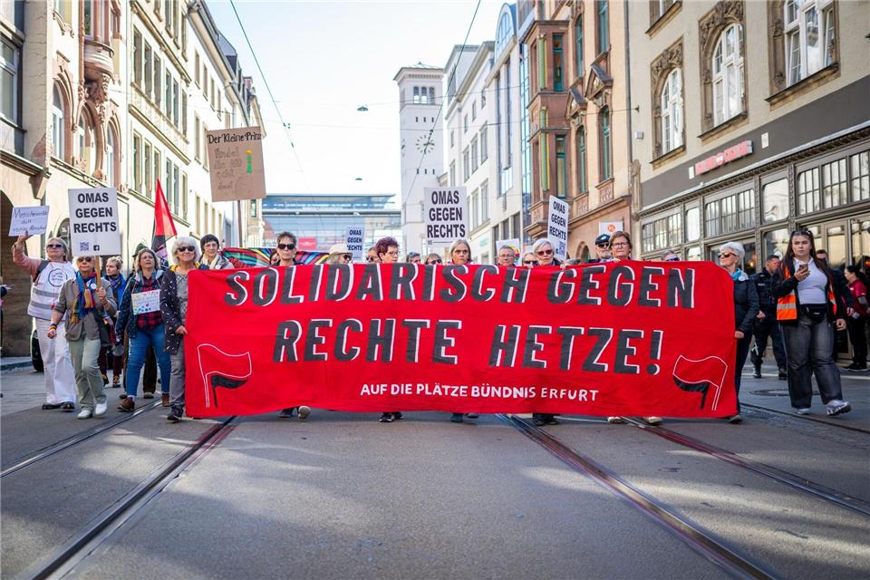 Zum Tag der Deutschen Einheit gingen Hunderte in Thüringens Landeshauptstadt auf die Straße. Jacob Schröter/dpa