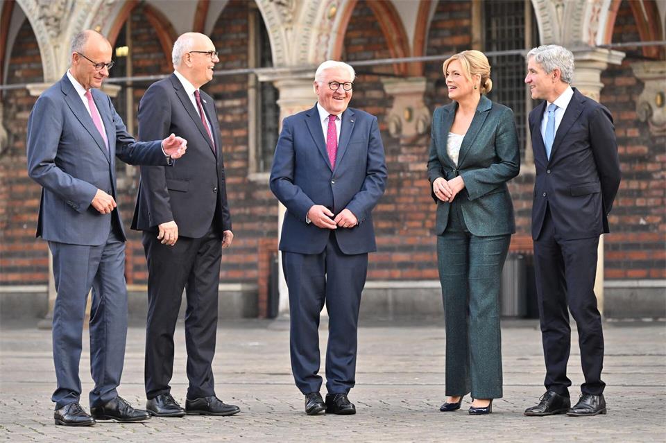 Zum Tag der Deutschen Einheit kamen zahlreiche hochrangige Politiker und Politikerinnen nach Bremen. Sina Schuldt/dpa
