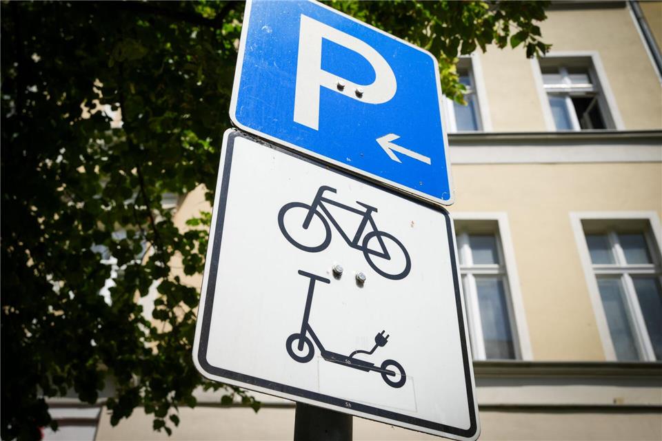 Zum Teil gibt es schon feste Abstellstationen für E-Roller in Berlin. Soeren Stache/dpa