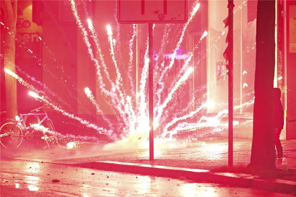 Zum Teil wurden Menschen mit Feuerwerkskörpern beworfen.Sebastian Christoph Gollnow/dpa