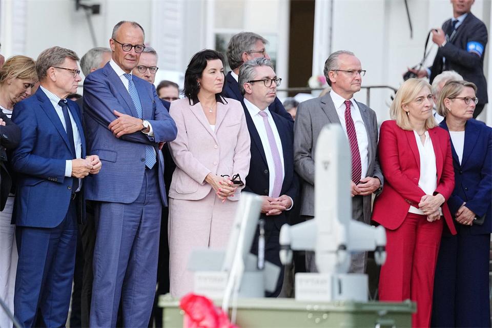 Zum Thema Drohnenabwehr bekam das Kabinett in Neuhardenberg Anschauungsunterricht.Kay Nietfeld/dpa