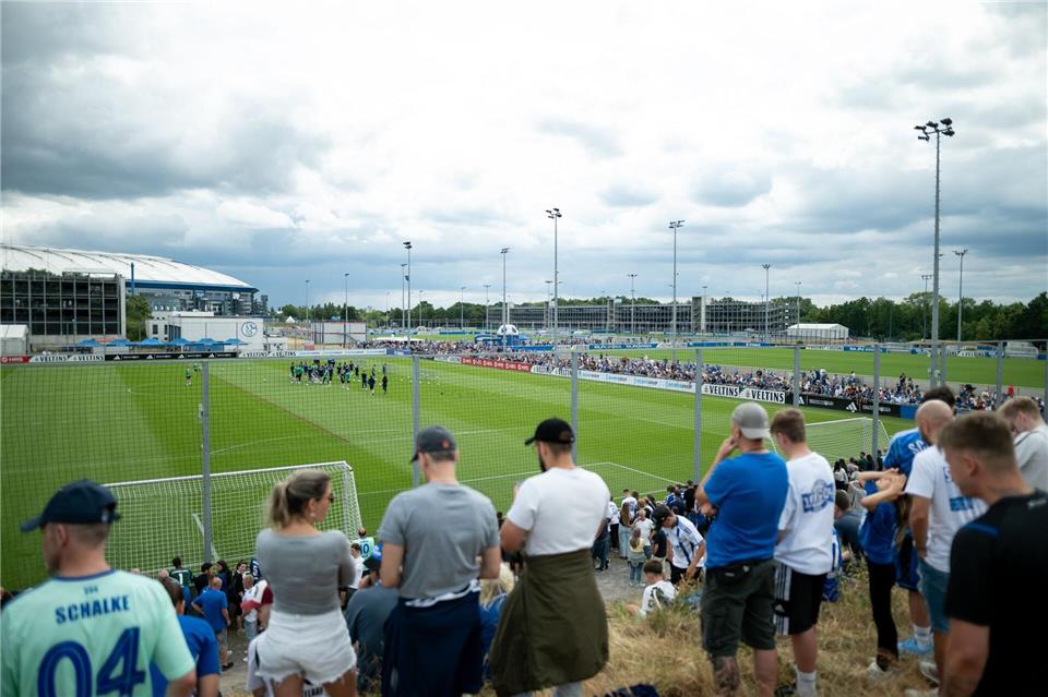 Zum Trainingsauftakt Anfang Juli kamen 3.700 Fans. (Archivbild) Fabian Strauch/dpa