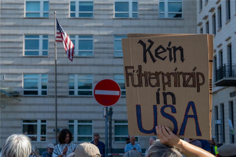 Zum Unabhängigkeitstag der USA am 4. Juli ist eine Protestdemonstration vor der US-Botschaft angekündigt. (Archivbild) Soeren Stache/dpa