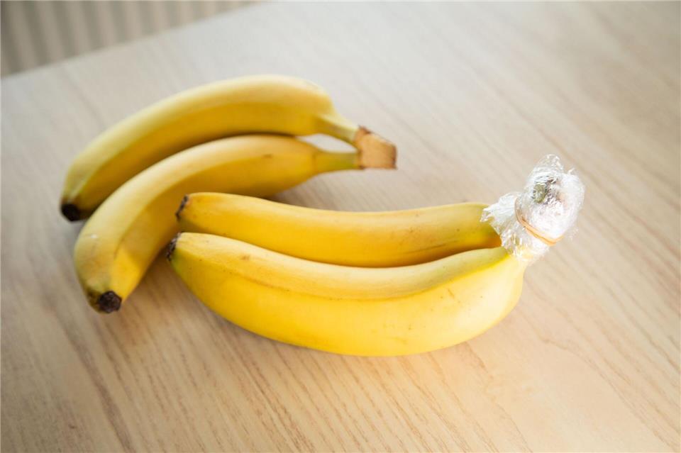 Zum Vergleich: Bananen mit und ohne Frischhaltefolie werden gelagert.Christin Klose/dpa-tmn