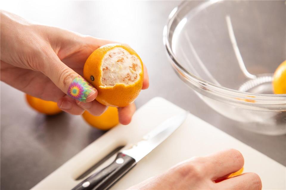 Zum Vergleich: Bei einer unbehandelten Clementine ist viel mehr weiße Haut zu sehen.Christin Klose/dpa-tmn