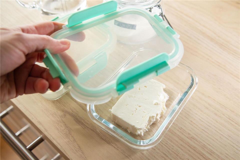 Zum Vergleich: Ein Feta ohne Salzlake wird ebenfalls in eine luftdichte Schale gegeben.Christin Klose/dpa-tmn