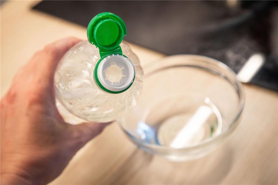Zum Vergleich: Wie viel Essig kommt normalerweise aus der Flasche?Christin Klose/dpa-tmn