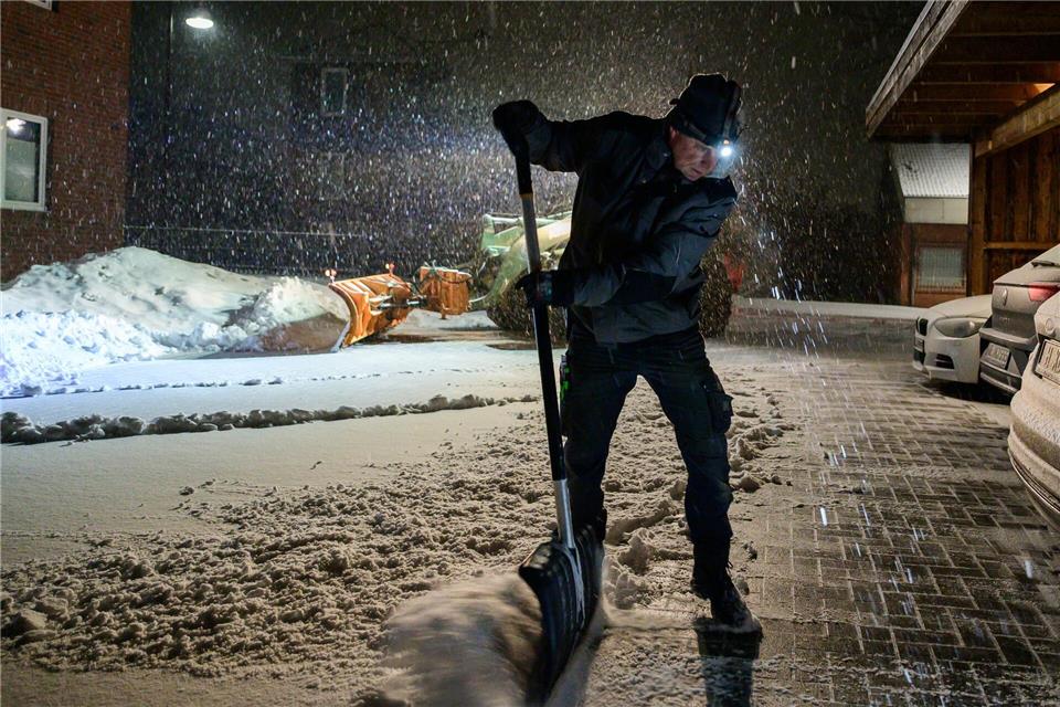 Zum Wochenbeginn fällt reichlich Schnee.Philipp Schulze/dpa