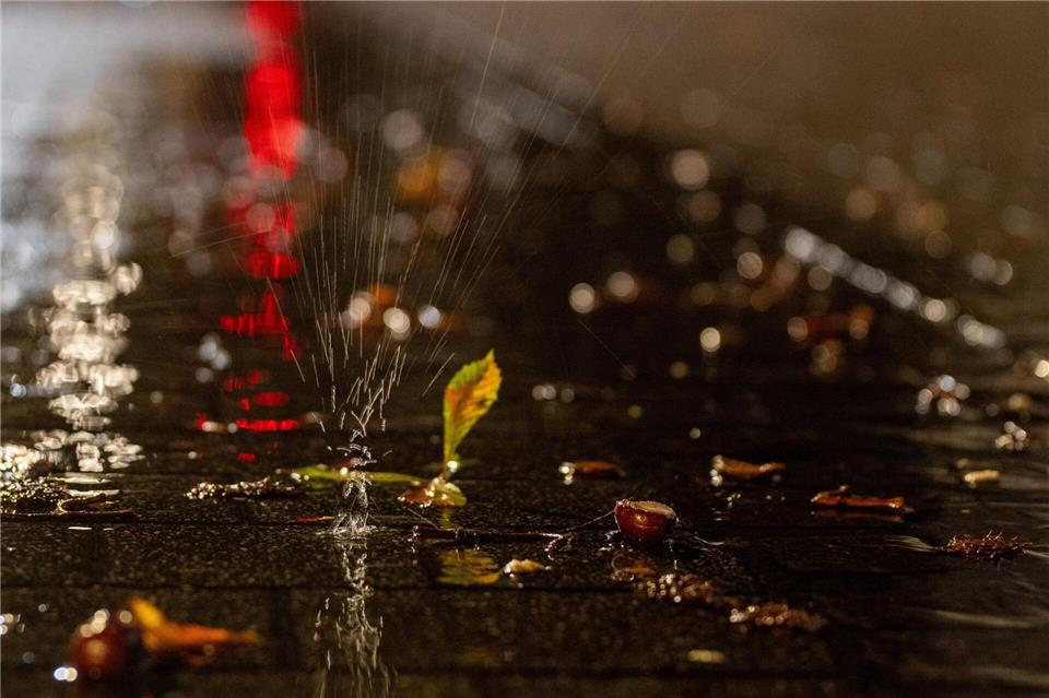 Wolken, Wind und Regen – Wetter bleibt unbeständig Zum Wochenende kündigt sich dann ein Wetterumschwung an. (Archivbild)Harald Tittel/dpa