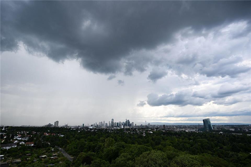 Zum Wochenende wird es in Hessen grau und regnerisch. (Symbolbild)Arne Dedert/dpa