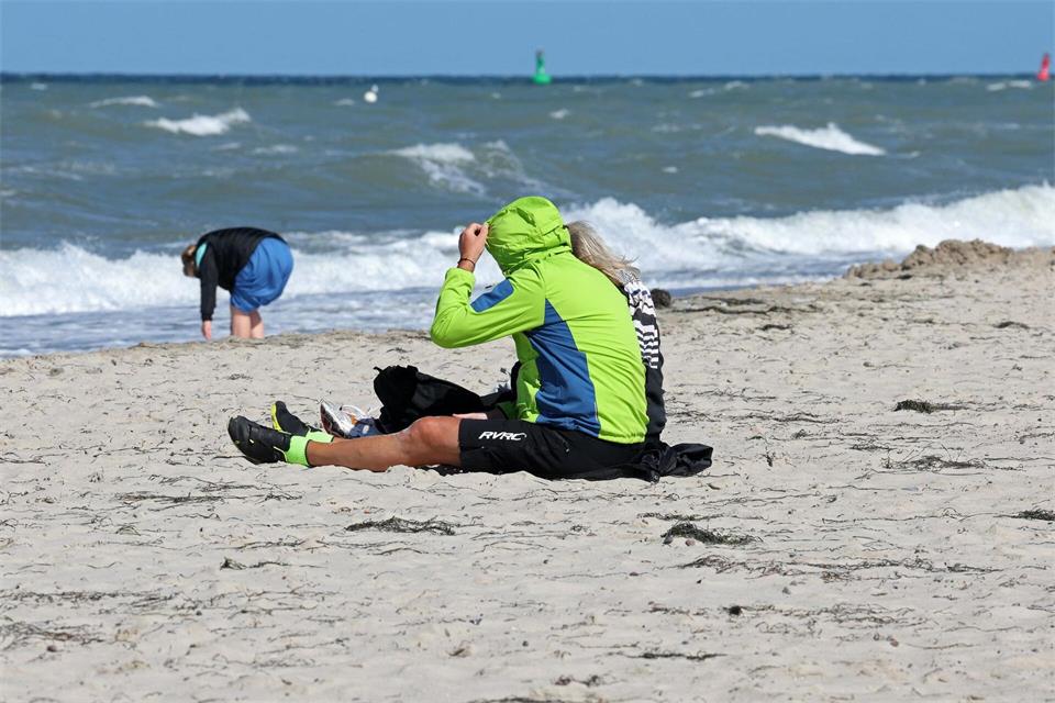Zum Wochenstart lockt ein vorerst letzter spätsommerlicher Tag. (Symbolbild)Bernd Wüstneck/dpa