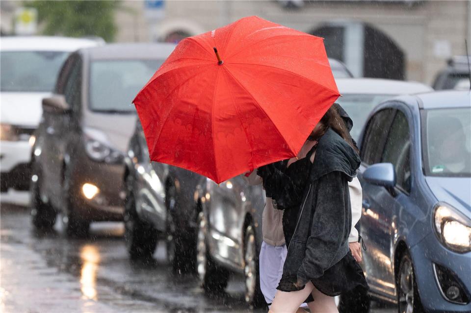 Zum Wochenstart ziehen Schauer und teils kräftige Gewitter über Sachsen. (Symbolbild) Sebastian Kahnert/dpa