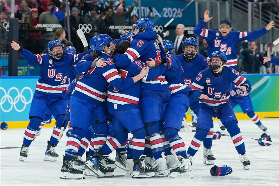 Zum dritten Mal nach 1998 und 2018 sind die US-Frauen Olympiasiegerinnen im Eishockey.Petr David Josek/AP/dpa