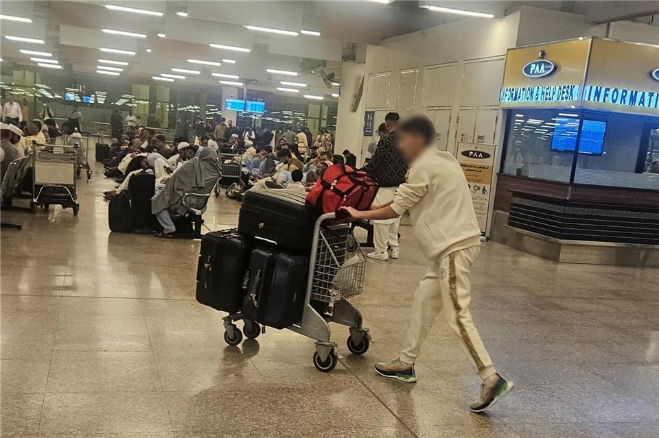 Aufnahme aus Pakistan - Afghanen fliegen nach Deutschland  Zum dritten Mal seit dem Regierungswechsel haben sich Afghaninnen und Afghanen mit Aufnahmezusage per Flugzeug von Pakistan nach Deutschland aufgemacht.Zia Khan/dpa