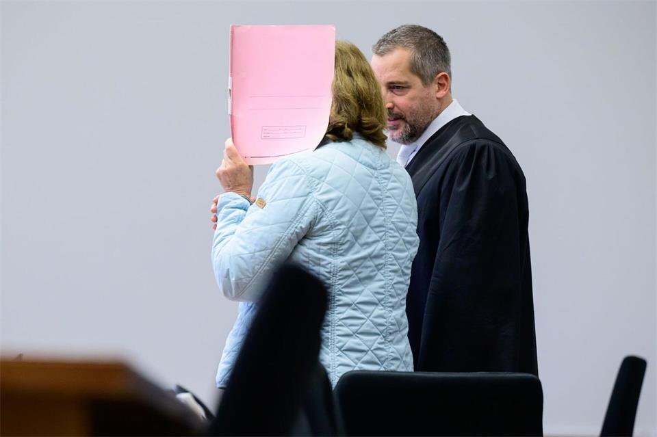 Zum dritten Mal steht eine Frau aus der „Reichsbürger“-Szene vor Gericht.Philipp Schulze/dpa