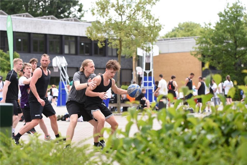 Zum elften Mal machte das „3x3-Turnier“ der NRW-Streetball-Tour Station in Borken, aber zum ersten Mal auf dem Schulgelände des Gymnasiums Remigianum. In den Alters- und Leistungsklassen kämpften über 60 Teams um die Tagessiege und die Tickets zum Landesfinale.