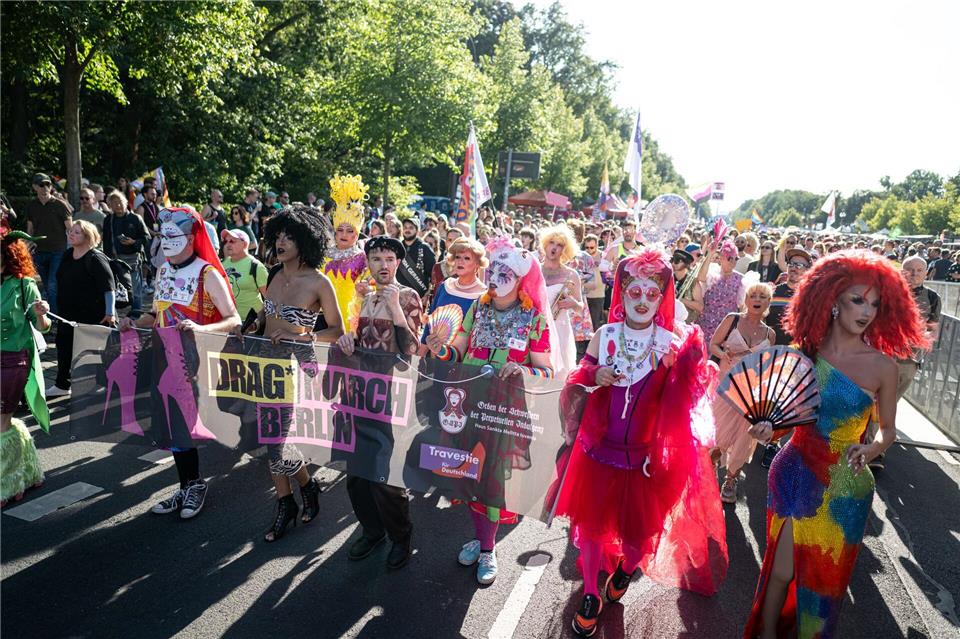 Zum ersten Mal gab es beim Berliner Christopher Street Day in Berlin einen Drag March. Fabian Sommer/dpa