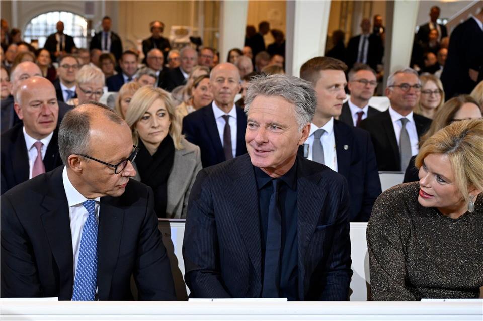 Zum ersten Mal gemeinsam beim Einheitsfest: Bundestagspräsidentin Julia Klöckner (CDU) mit ihrem Lebensgefährten Jörg Pilawa (M.) - im Gespräch mit Bundeskanzler Friedrich Merz (CDU) in der Ludwigskirche.Jean-Christophe Verhaegen/POOL AFP/dpa