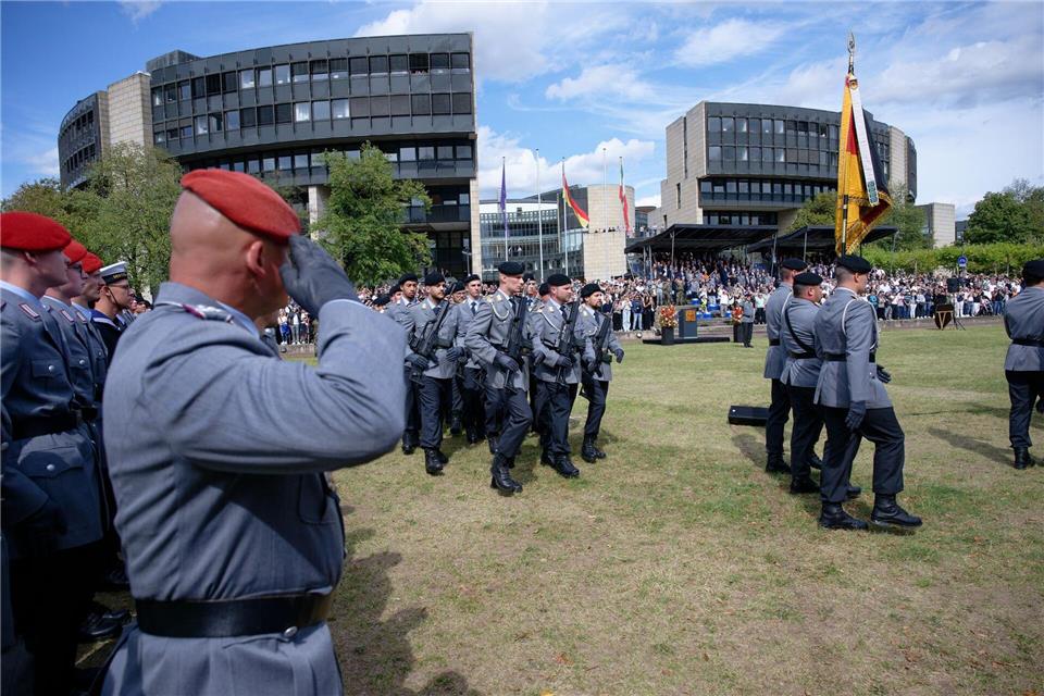 Zum ersten Mal haben Rekruten der Bundeswehr Gelöbnis zur freiheitlich-demokratischen Grundordnung vor dem nordrhein-westfälischen Landtag abgelegt. Henning Kaiser/dpa